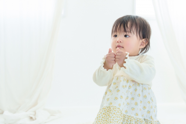 ベビーサインをしている赤ちゃん